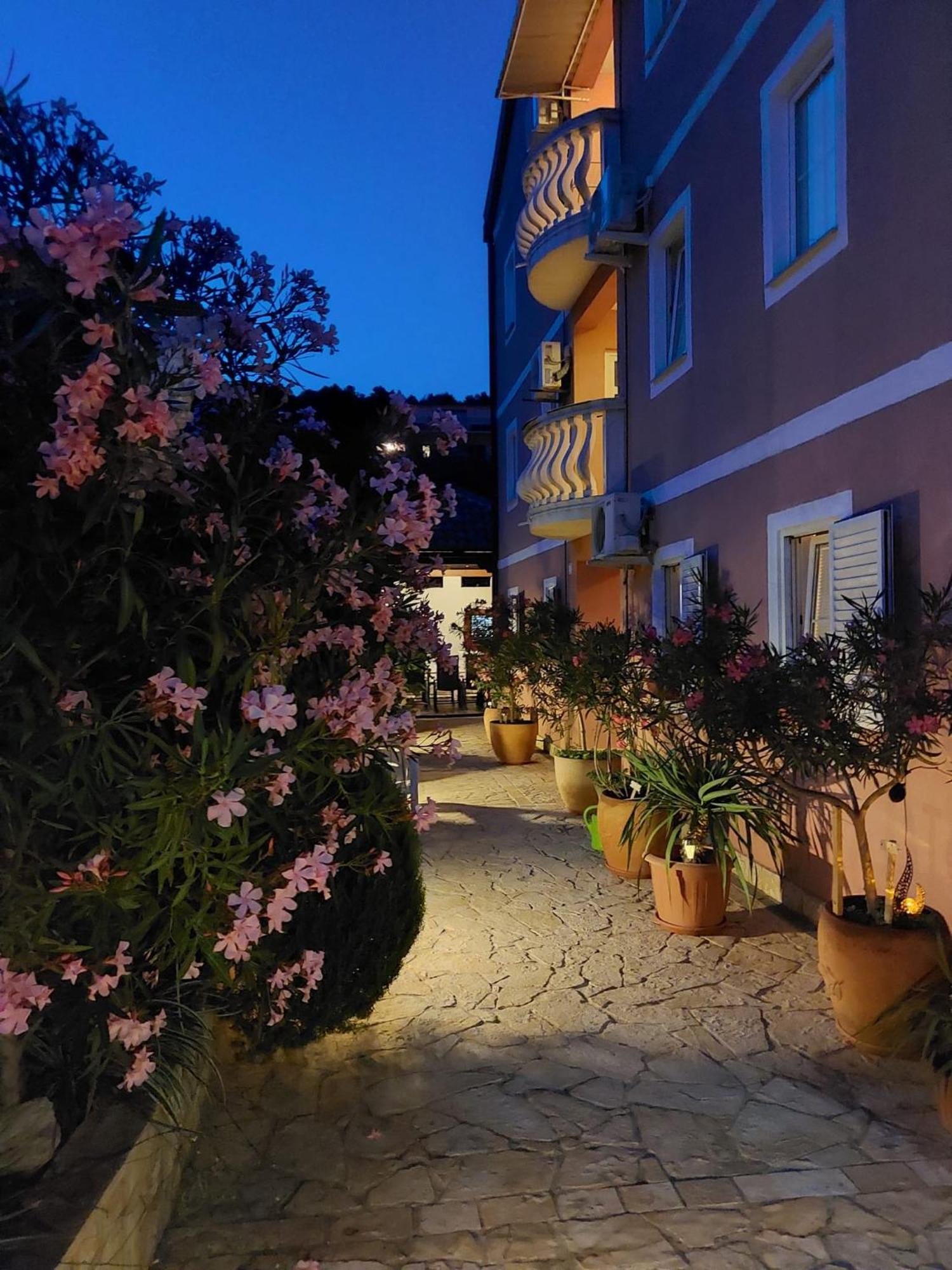 Apartments Ljubo Stari Grad  Luaran gambar